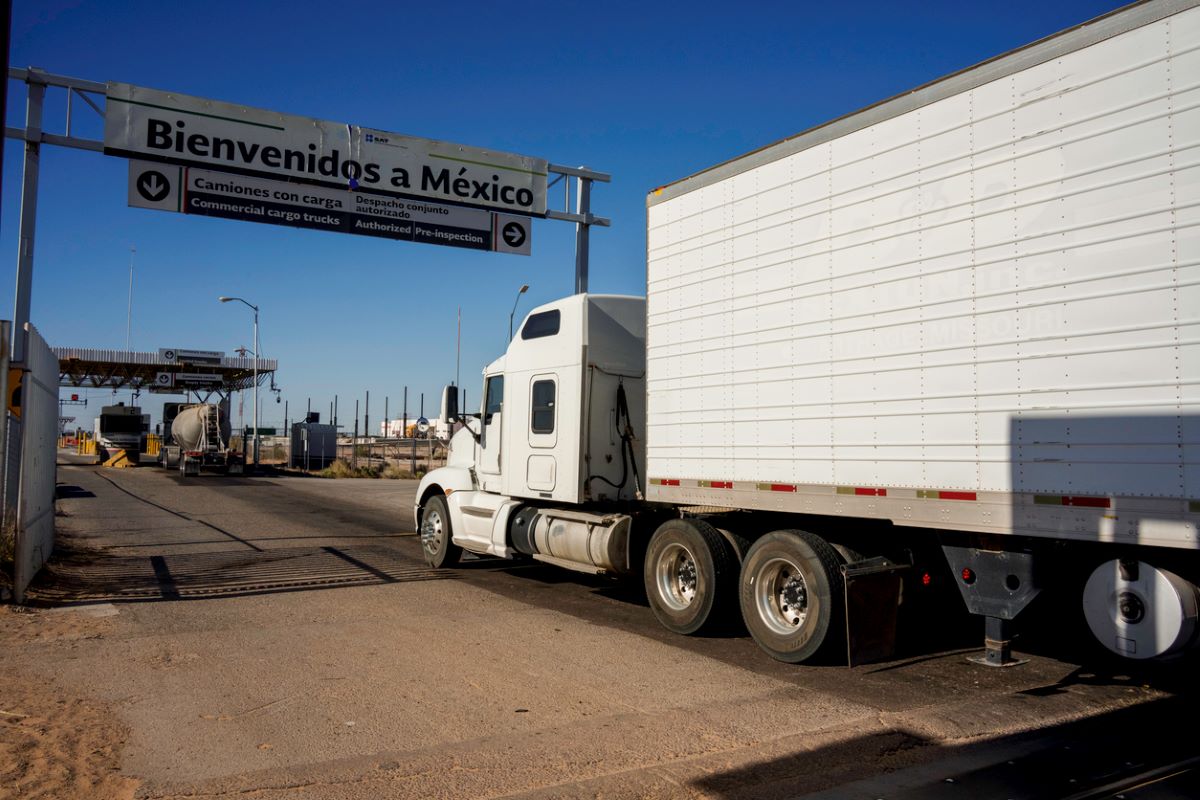 Mexico border truck freight crossing usmca istock grandriver 2153115843